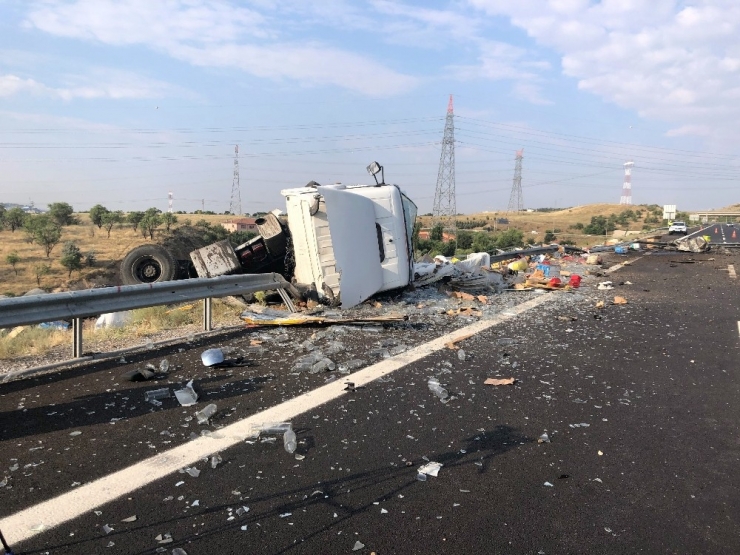Başkent’te Tır Sürücüsü Uyudu, Aracı Bariyerlere Çarpıp Ters Döndü