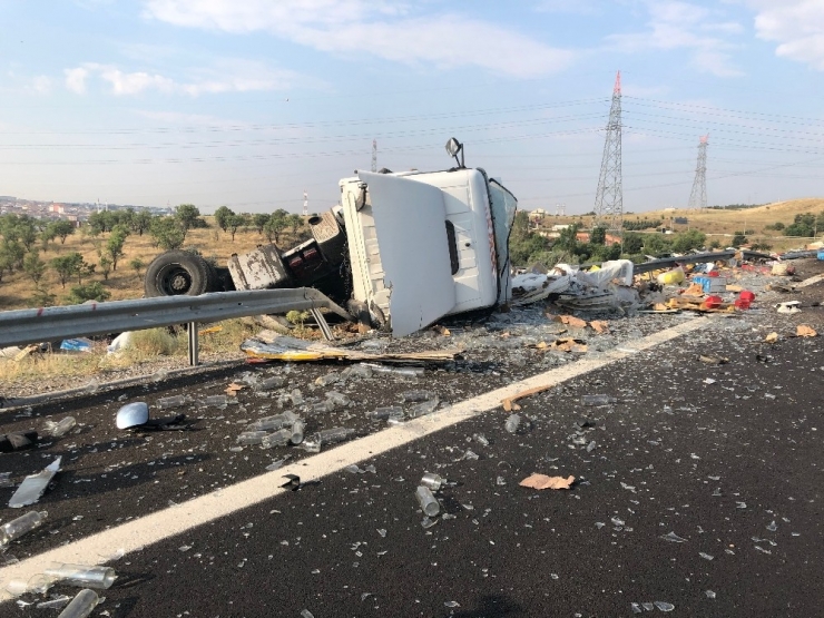 Başkent’te Tır Sürücüsü Uyudu, Aracı Bariyerlere Çarpıp Ters Döndü