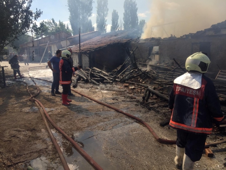 Başkent’te Besi Çiftliğinde Yangın