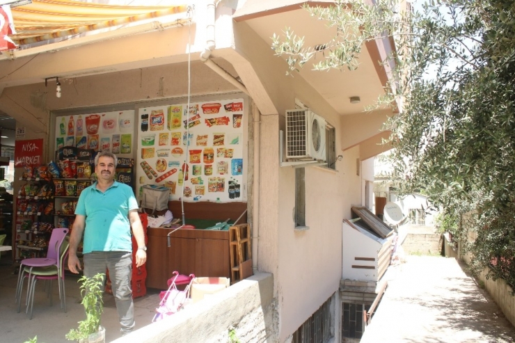 Sandalyeleri Kafasının Üstüne Koyarak Böyle Çaldı