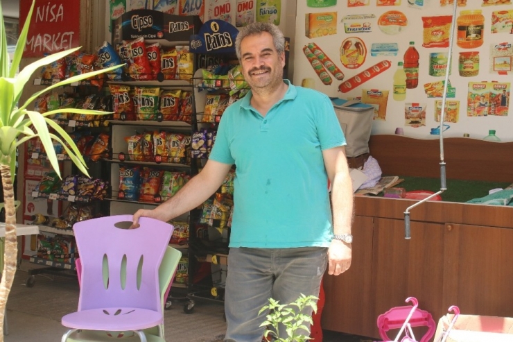 Sandalyeleri Kafasının Üstüne Koyarak Böyle Çaldı