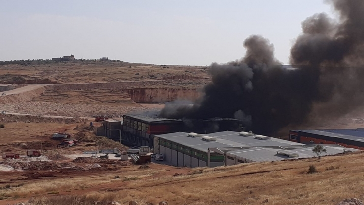 Depo Yangını 10 Saattir Söndürülemedi