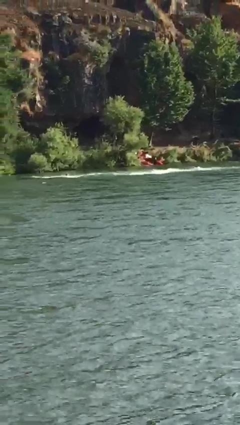 Dicle Nehri’de Mahsur Kalan 12 Kişilik Aileyi İtfaiye Kurtardı