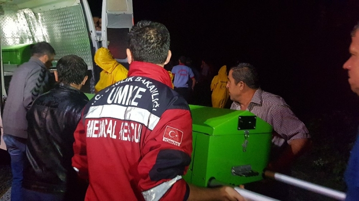 Otomobilde Sıkışan Cesetler 1 Saatte Çıkarıldı