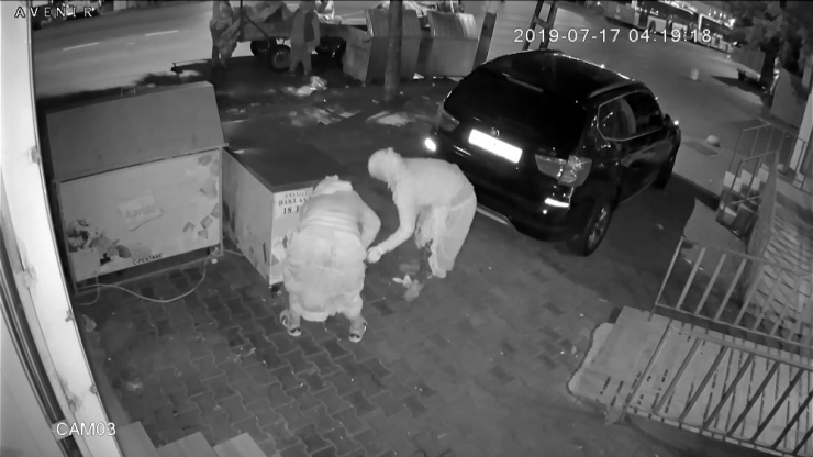 İstanbul’da Kadın Hırsızların “Yok Artık” Dedirttiği Anlar Kamerada