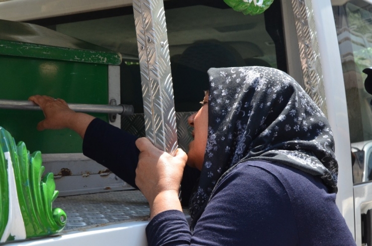 Uyuşturucu Bağımlısı Oğlunu Kaybeden Anne Hem Ağladı Hem Ağlattı