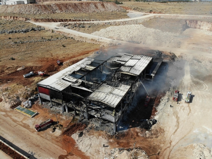 Depo Yangınında 15 Bin Ton Su Kullanıldı