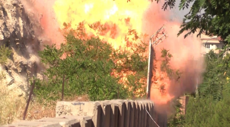 Şüpheli Çanta Fünyeyle Patlatıldı, Yangın Çıktı