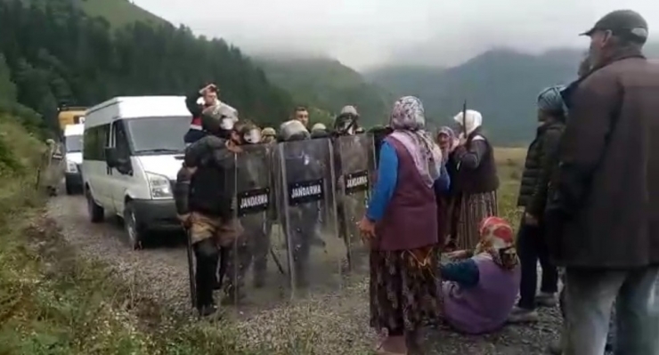 Gümüşhane’de Köylüler İle Jandarma Arasında Yayla Yolu Gerginliği
