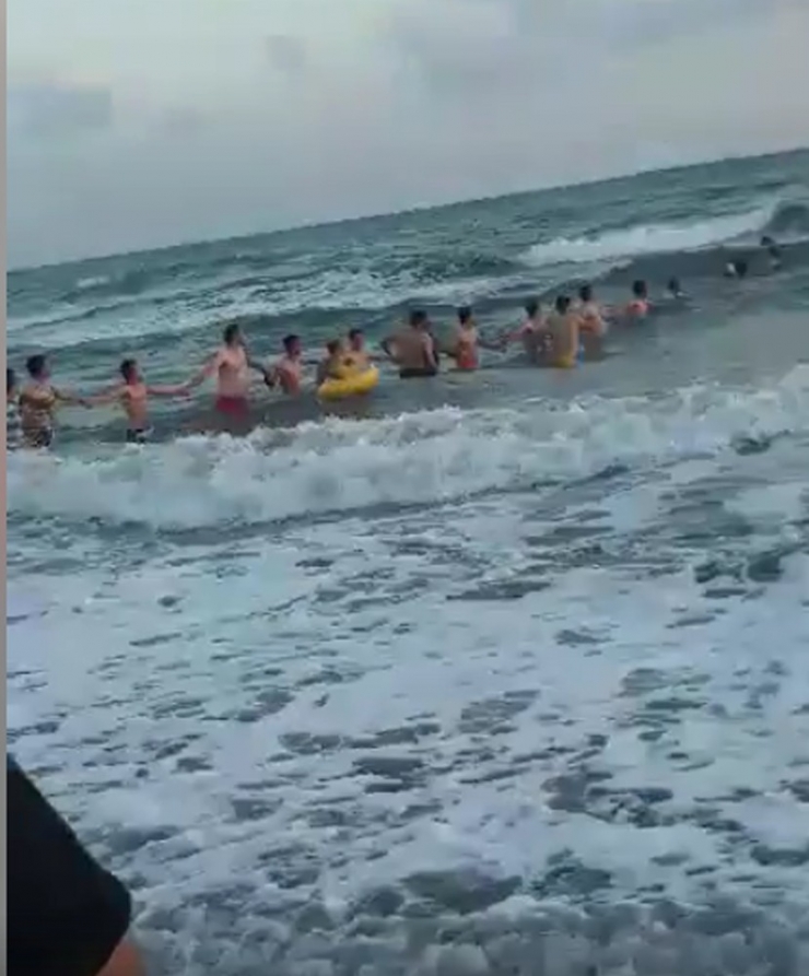 İnsan Zinciri Oluşturup Hayat Kurtardılar