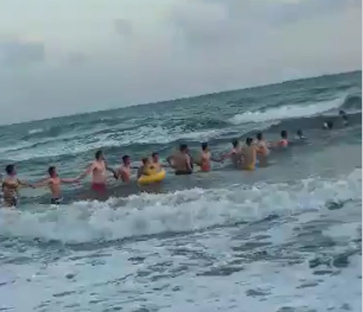 İnsan Zinciri Oluşturup Hayat Kurtardılar