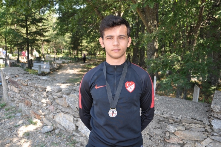 Şampiyonluk Madalyasını Şehit Yeğeninin Mezar Taşına Astı