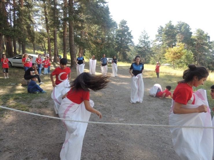 Kars’ta Polislerle Çocuklar Gönüllerince Eğlendi