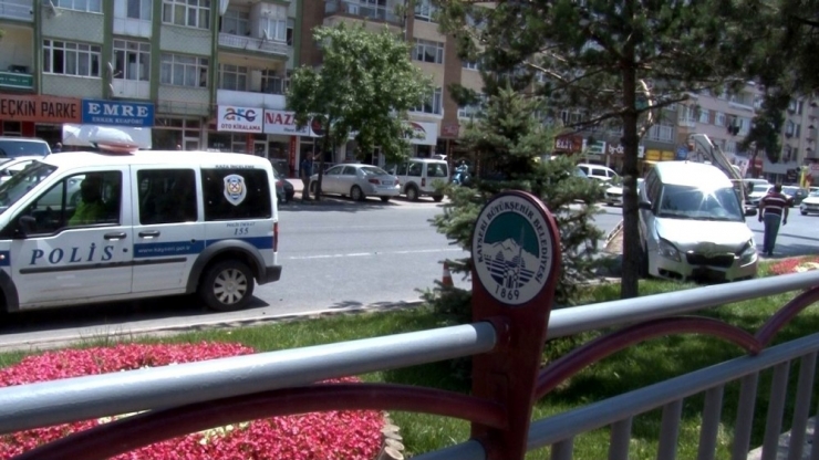 Direksiyon Hakimiyeti Kaybolan Otomobil Ağaca Çarptı