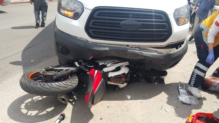 Motosiklet Minibüsün Altında Kaldı, Sürücüsü Ağır Yaralandı