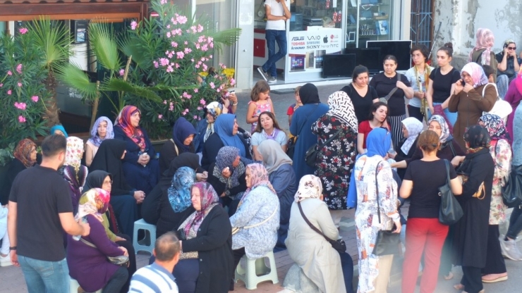 Eski Eşi Tarafından Sokak Ortasında Öldürülen Kadın Defnedildi