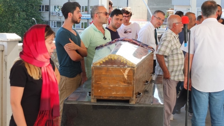 Eski Eşi Tarafından Sokak Ortasında Öldürülen Kadın Defnedildi