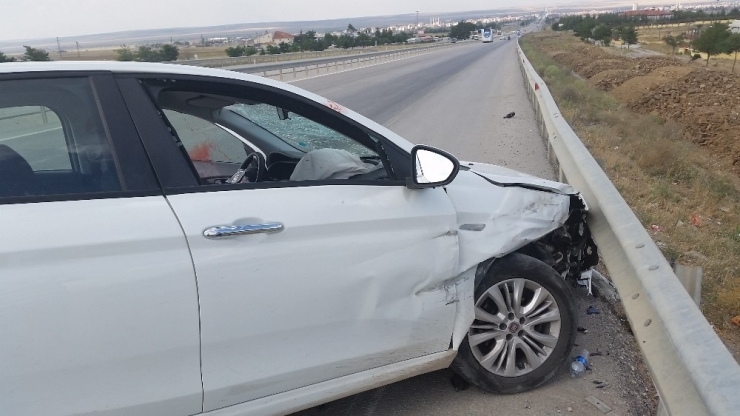 Otomobil Bariyerlere Çarptı, Sürücü Yaralandı