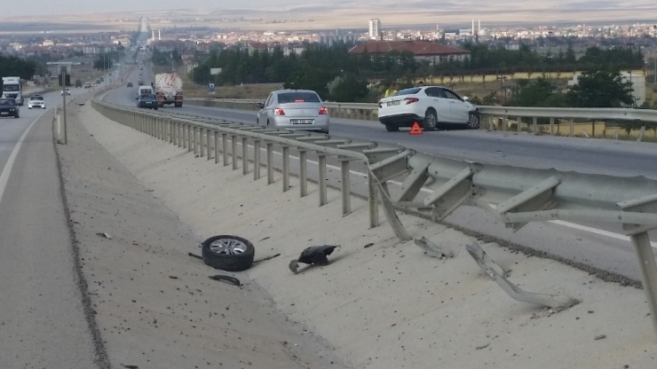 Otomobil Bariyerlere Çarptı, Sürücü Yaralandı