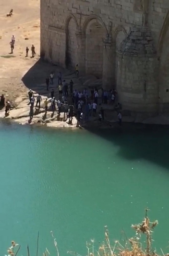 Dengesini Kaybedip Köprüden Düştü, Boğulmaktan Son Anda Kurtarıldı