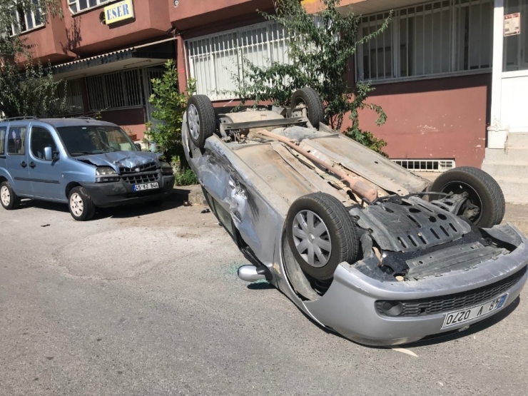 Kaza Yapan Otomobil Ters Döndü