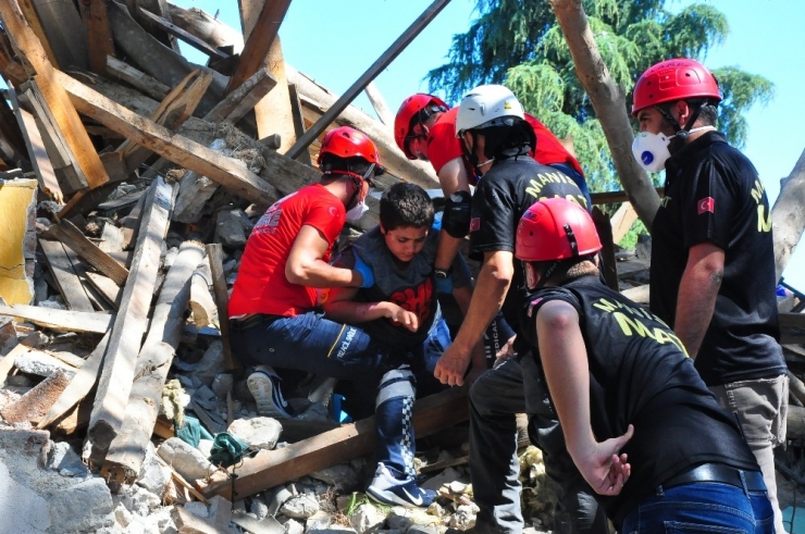 Yakınları Enkaz Altında Kaldı, Feryatlar Yürek Dağladı