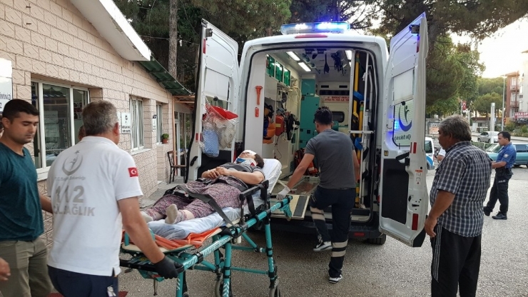 9 Kişinin Bindiği Otomobil Traktörle Çarpıştı: 12 Yaralı