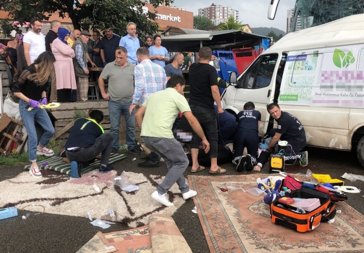 Yolcu Otobüsü İle Minibüs Çarpıştı: 3 Ölü, 11 Yaralı