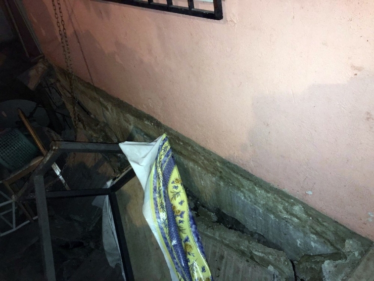 Pendik’te Apartmanın Bahçesinde Çukur Oluştu: 3 Yaralı