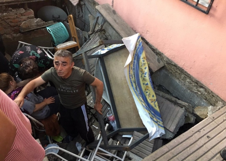 Pendik’te Apartmanın Bahçesinde Çukur Oluştu: 3 Yaralı