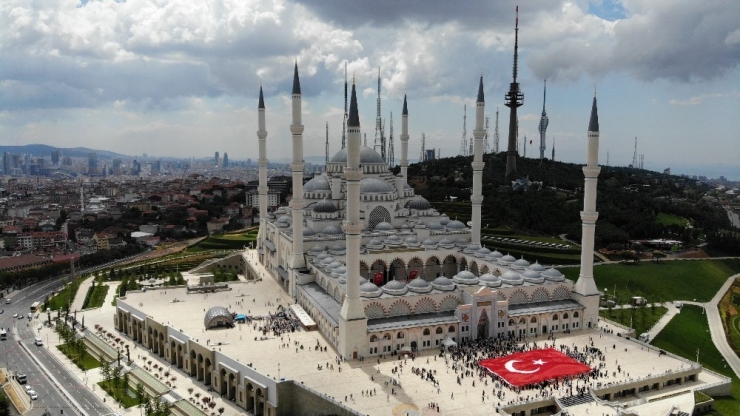 Üsküdar’da Yaz Kur’an Kurslarına Dev Bayrakla Veda Edildi