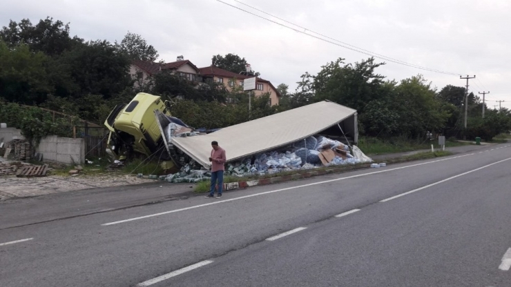 Soda Yüklü Tır Kontrolden Çıkarak Yola Devrildi