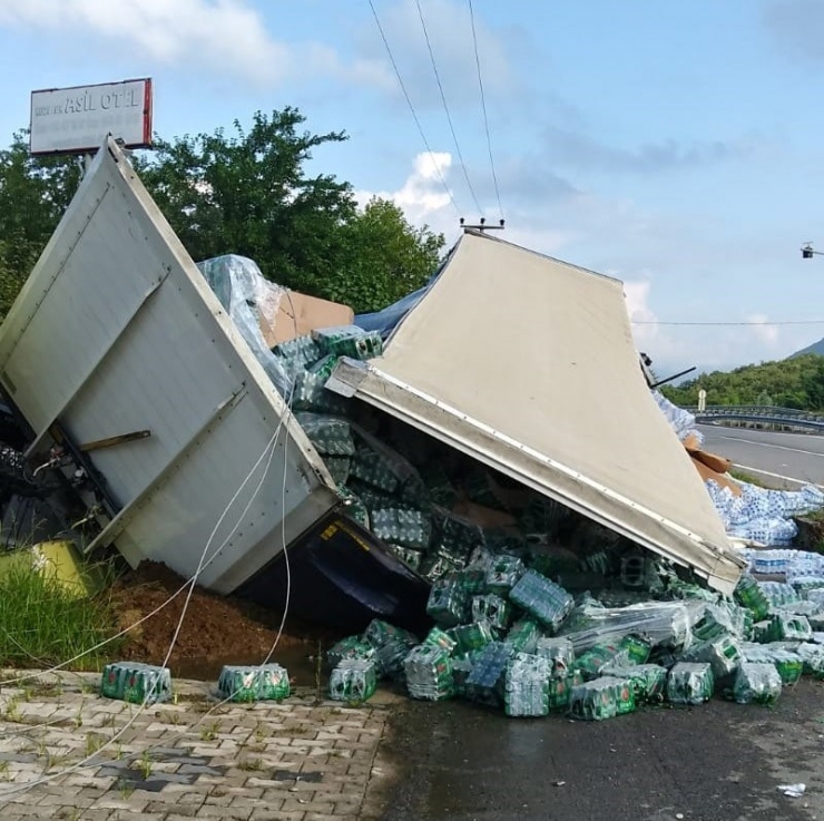Soda Yüklü Tır Kontrolden Çıkarak Yola Devrildi