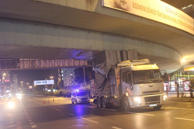 Şişli’de Kamyon Köprüye Sıkıştı
