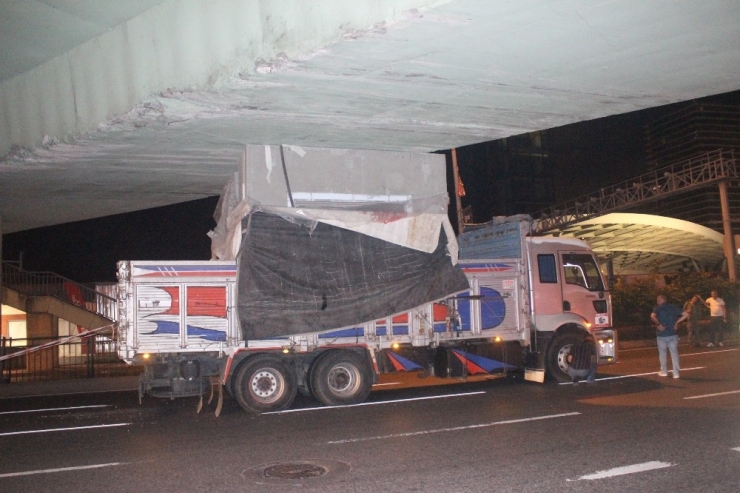 Şişli’de Kamyon Köprüye Sıkıştı