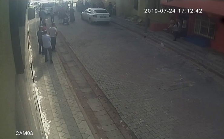 Sultangazi’de Sokak Ortasında Tartıştığı Komşularını Bıçakladı