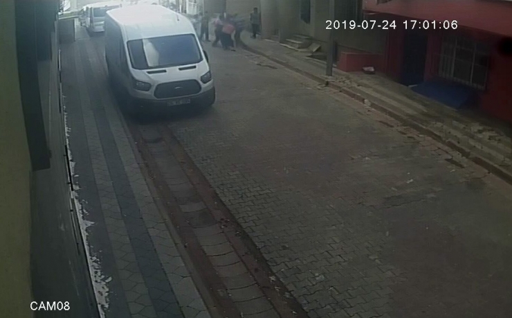 Sultangazi’de Sokak Ortasında Tartıştığı Komşularını Bıçakladı