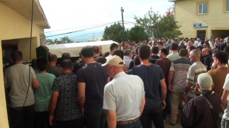 Akaryakıt İstasyonunda Akıma Kapılan Çocuğa Gözyaşı