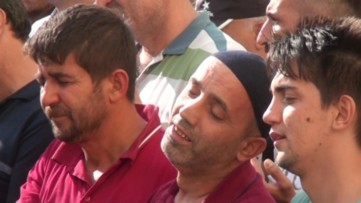 Akaryakıt İstasyonunda Akıma Kapılan Çocuğa Gözyaşı