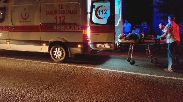 Park Halindeki Araca Çarpan Motosikletli Yaralandı