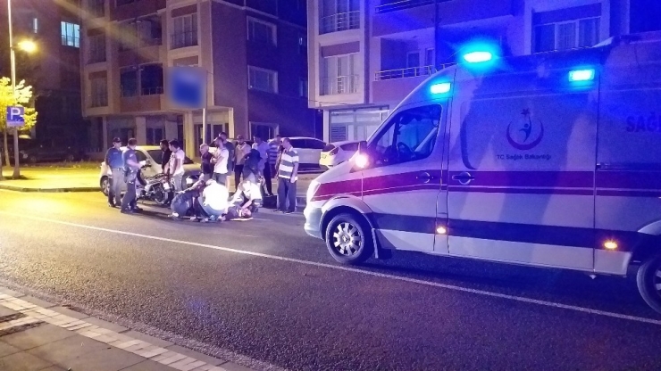 Park Halindeki Araca Çarpan Motosikletli Yaralandı