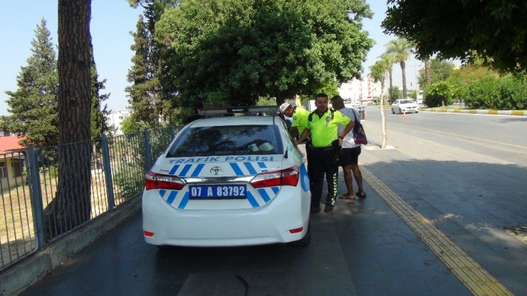 Motosiklet Denetiminde Bayan Arkadaşını Bırakıp Kaçtı