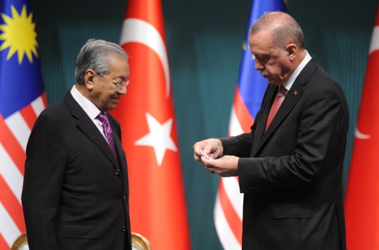 Cumhurbaşkanı Erdoğan, Mahathir Bin Mohamad’e Cumhuriyet Nişanı Tevcih Etti