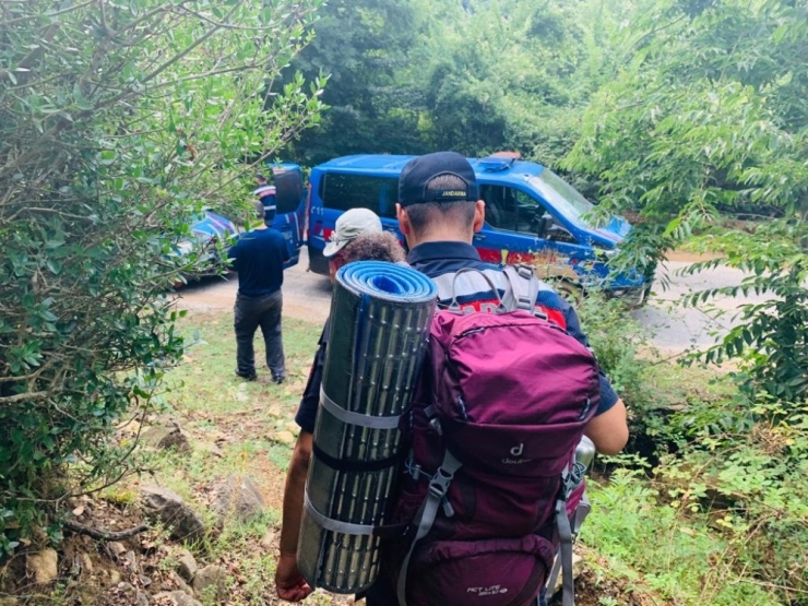 Ormanda Kaybolan Çifti Jandarma Kurtardı