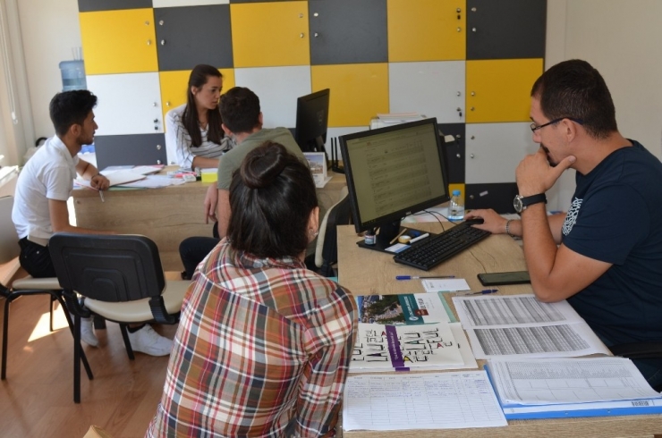 Yunusemre Gençlik Merkezinden Üniversite Öğrencilerine Danışmanlık Hizmeti