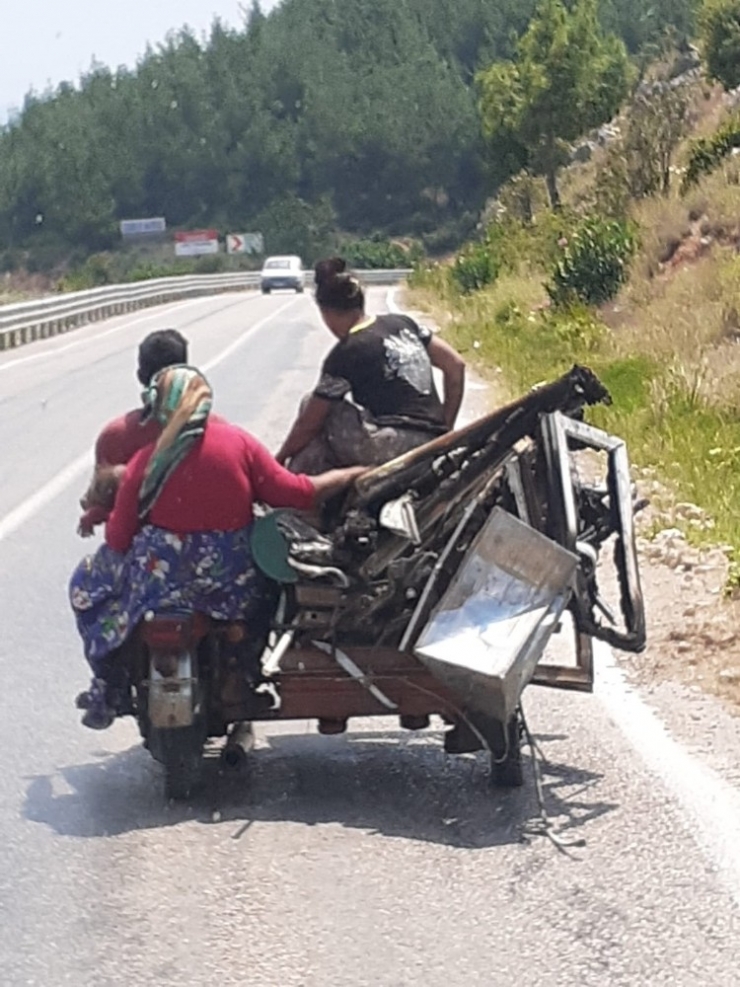 Motosiklet Üzerinde Tehlikeli Yolculuk
