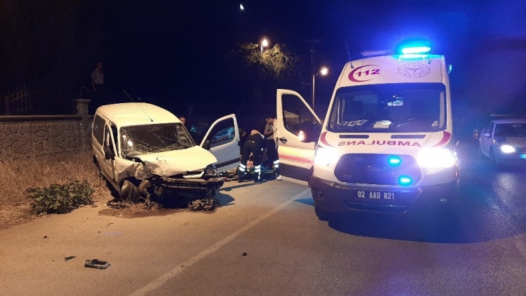 Adıyaman’da Araç Cami Duvarına Çarptı: 1 Yaralı