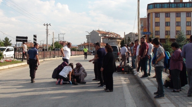 Şuhut’ta Elektrikli Bisiklet Kazası: 2 Yaralı