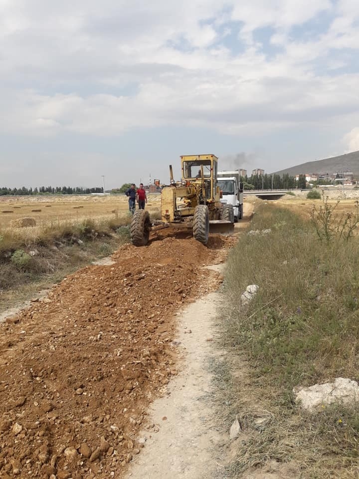 Altıntaş’ta Tarım Arazilerine Giden Yollarda Bakım Ve Onarım Çalışmaları