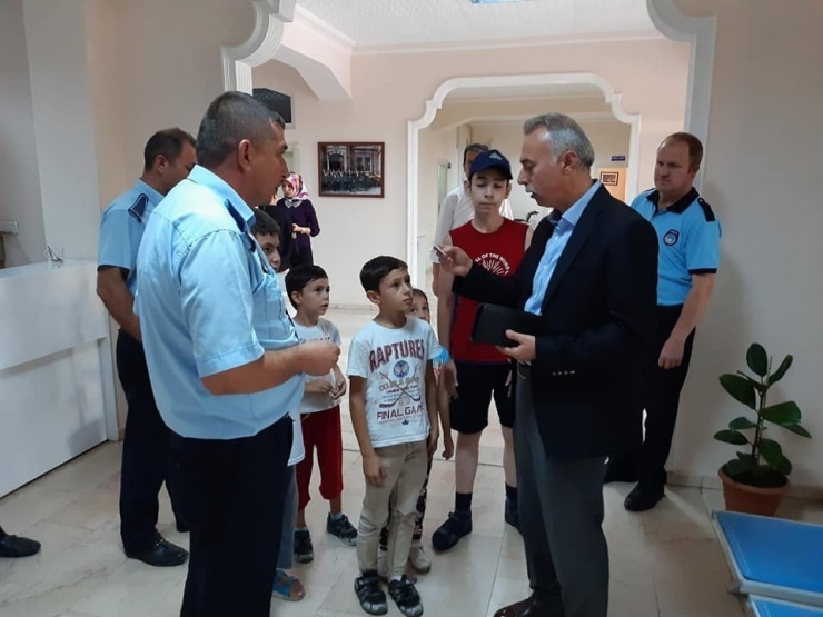 Çocuklar Buldukları Cüzdanı Belediyeye Teslim Etti